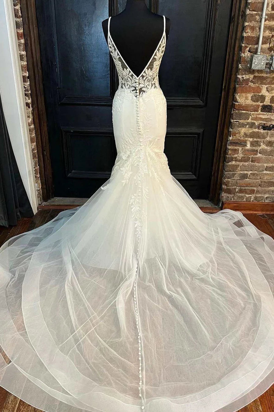 Vestido de novia largo de tul con encaje floral y corte trompeta